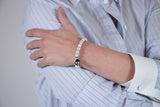 Eleganter Offener Armreif mit Weißen Süßwasserperlen und Schwingender Barock Tahiti Perle - Dancing Cuff