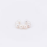 Schlichter Huggie im Clean Style mit Weißen Süßwasserperlen - Clean Ear Cuff